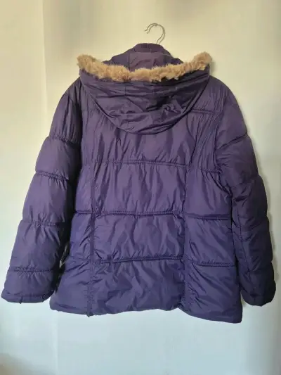 Chaqueta acolchada morada con capucha - miniatura 2