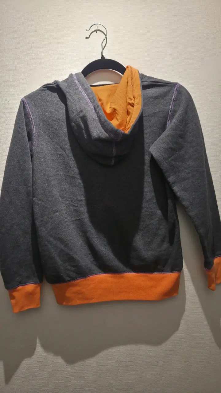 Polerón con capucha Nike gris y naranja para niños - 2