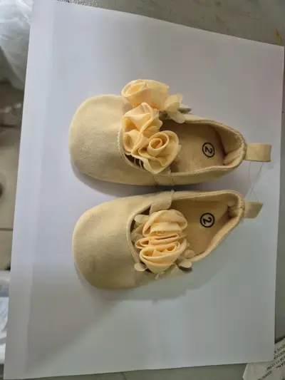 Zapatos de bebé beige con flores decorativas - miniatura 1