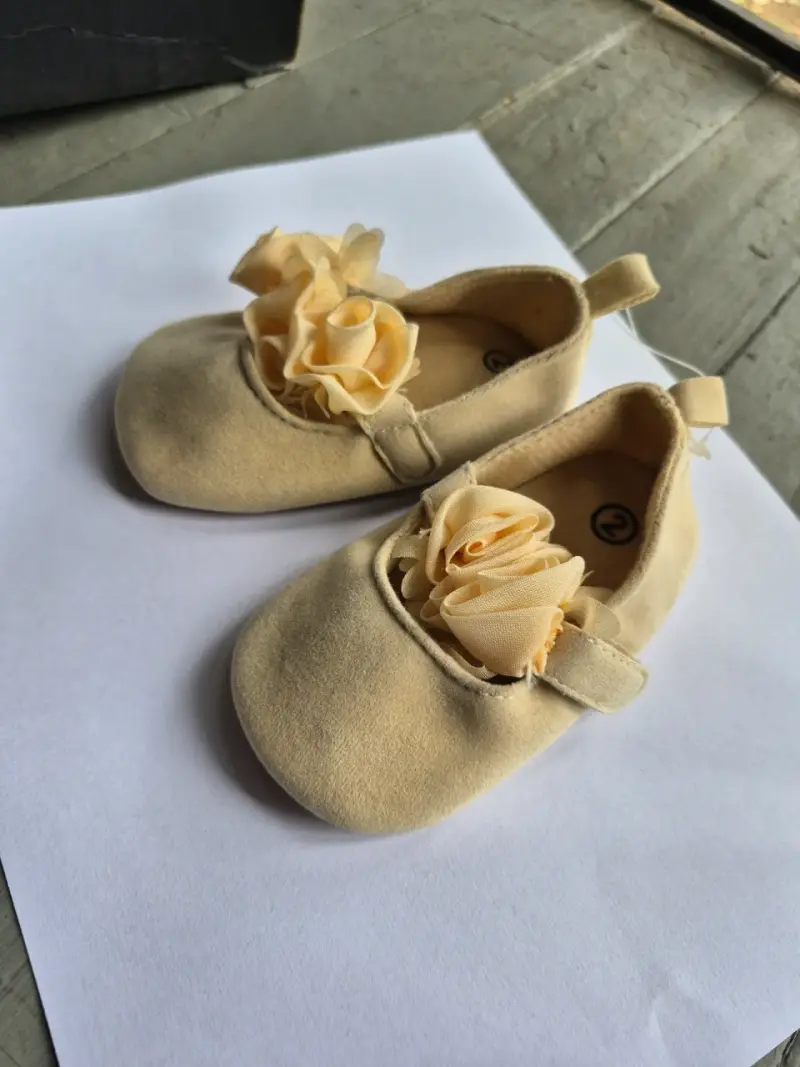 Zapatos de bebé beige con flores decorativas - 2