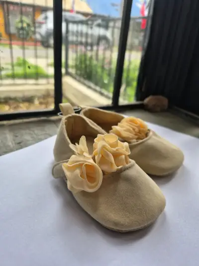 Zapatos de bebé beige con flores decorativas - miniatura 3