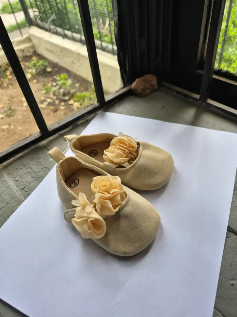 Zapatos de bebé beige con flores decorativas - 4