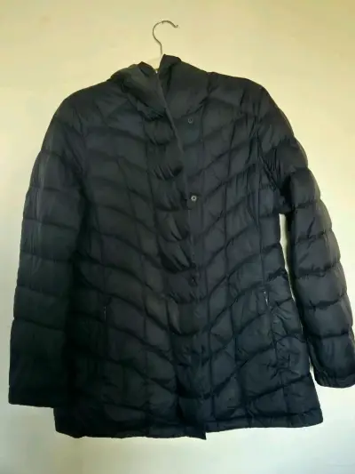 Abrigo acolchado negro con capucha para mujer - miniatura 1