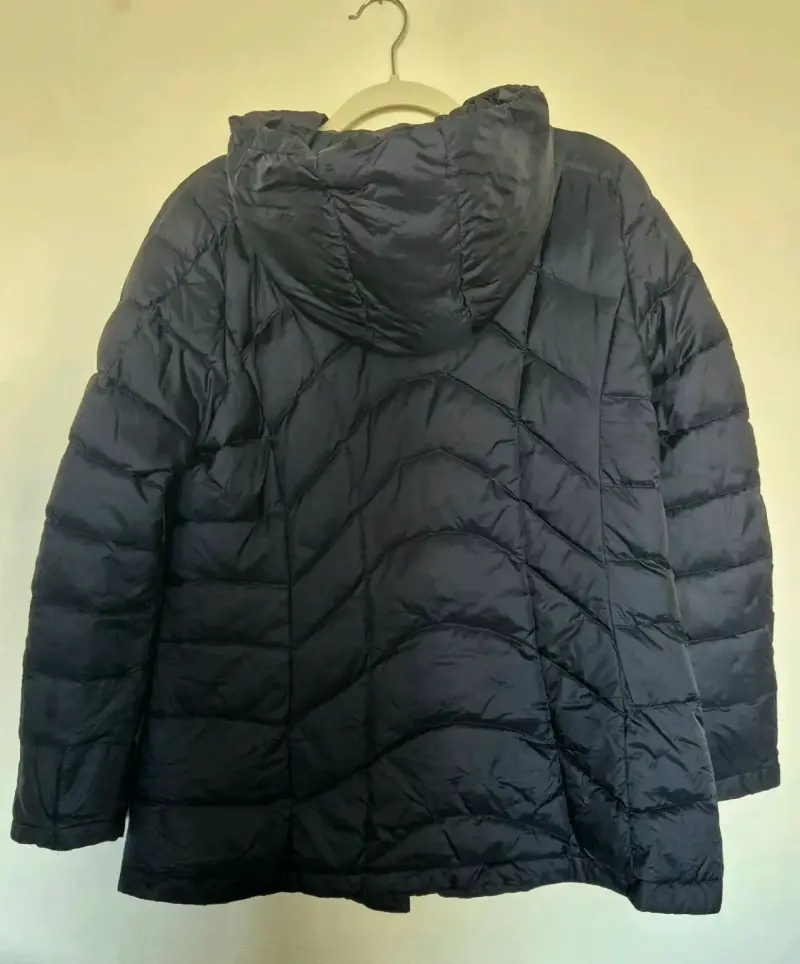 Abrigo acolchado negro con capucha para mujer - 2