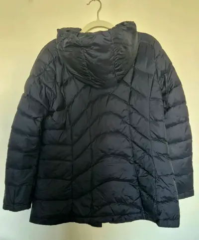 Abrigo acolchado negro con capucha para mujer - miniatura 2