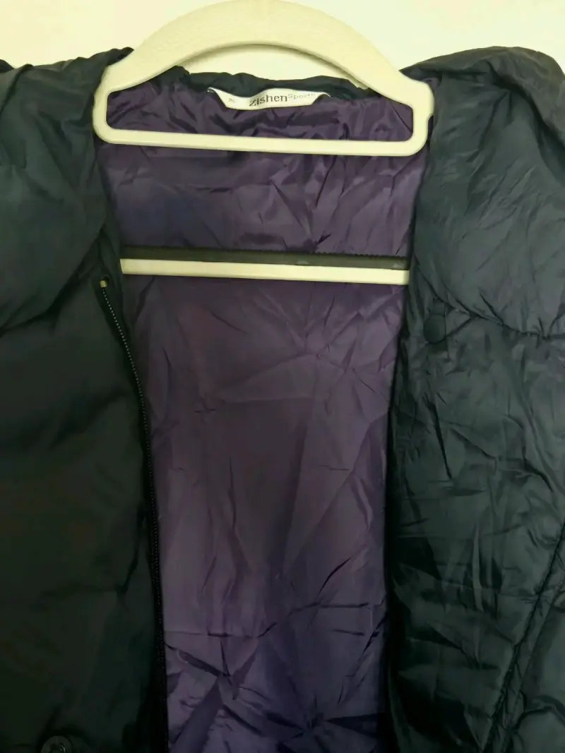 Abrigo acolchado negro con capucha para mujer - 3
