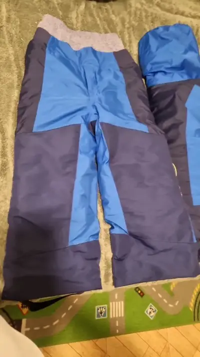 Traje de nieve infantil azul con capucha - miniatura 3