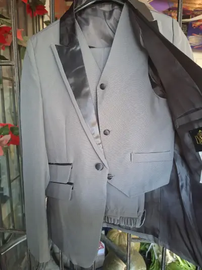 Traje de niño talla 14.Gris con Solapa Satinada - miniatura 1