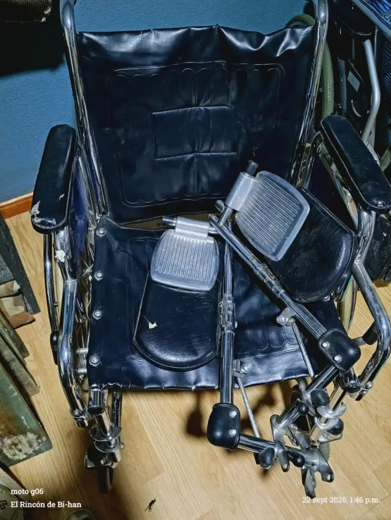Silla de ruedas plegable con reposapiés ajustables - 1