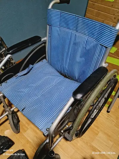 Silla de ruedas plegable con reposapiés ajustables - miniatura 2