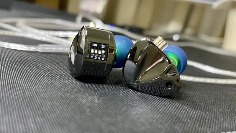 Auriculares In-Ear KZ D-Fi con Ajuste de Sonido - 1