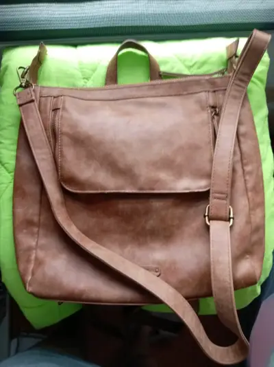 Mochila de cuero sintético marrón con correas ajustables - miniatura 1