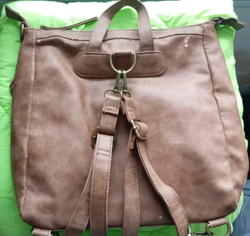 Mochila de cuero sintético marrón con correas ajustables - 2
