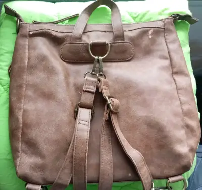 Mochila de cuero sintético marrón con correas ajustables - miniatura 2