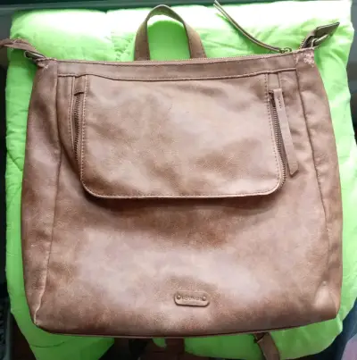 Mochila de cuero sintético marrón con correas ajustables - miniatura 3