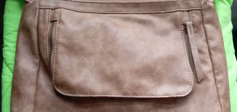 Mochila de cuero sintético marrón con correas ajustables - 5