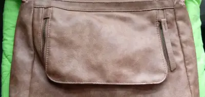 Mochila de cuero sintético marrón con correas ajustables - miniatura 5