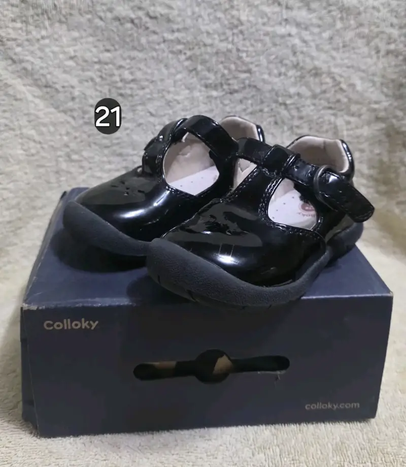 Zapatos de charol negro para niña Colloky