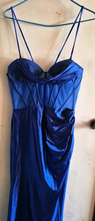 Vestido azul elegante con detalles de encaje - miniatura 1