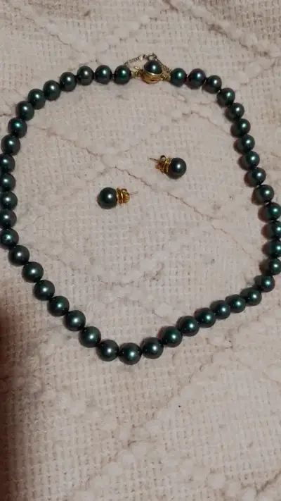 Conjunto de collar y aros de perlas negras verdes - miniatura 1
