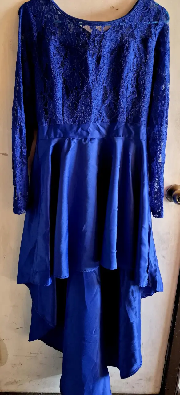 Vestido azul elegante con detalles de encaje - 2