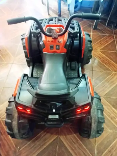 Cuatrimoto eléctrica para niños Bebesit roja y negra - miniatura 1