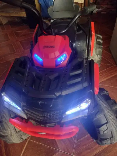 Cuatrimoto eléctrica para niños Bebesit roja y negra - miniatura 3