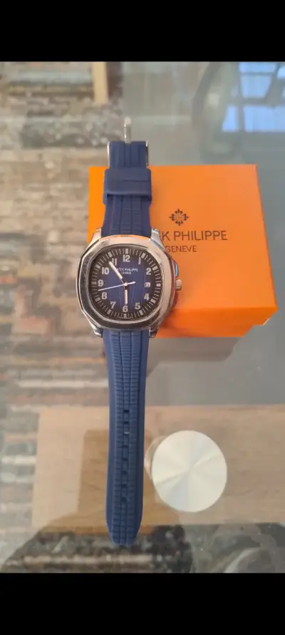Reloj de pulsera azul con correa de silicona - miniatura 1