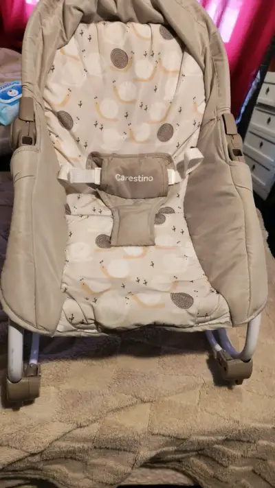 Silla mecedora para bebé Carestino beige - miniatura 1
