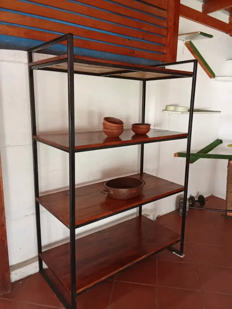 Estantería de madera y metal para almacenamiento