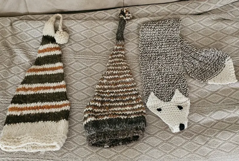 Set de gorros y bufanda tejidos a mano