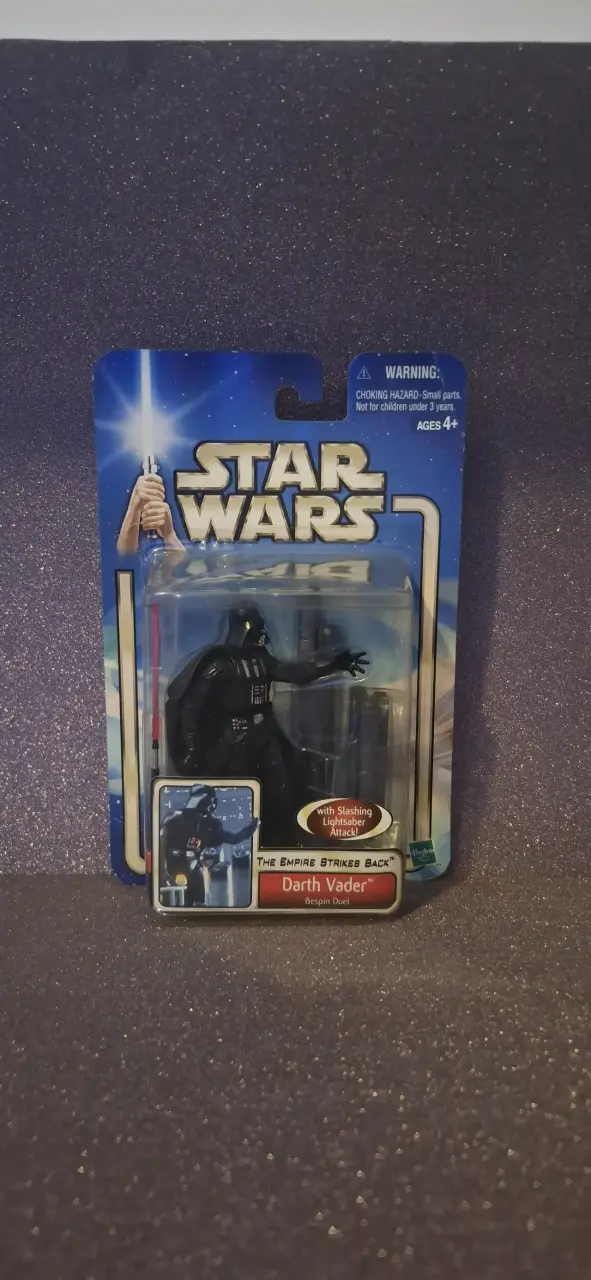 Figura de acción Darth Vader Star Wars con sable de luz - 1