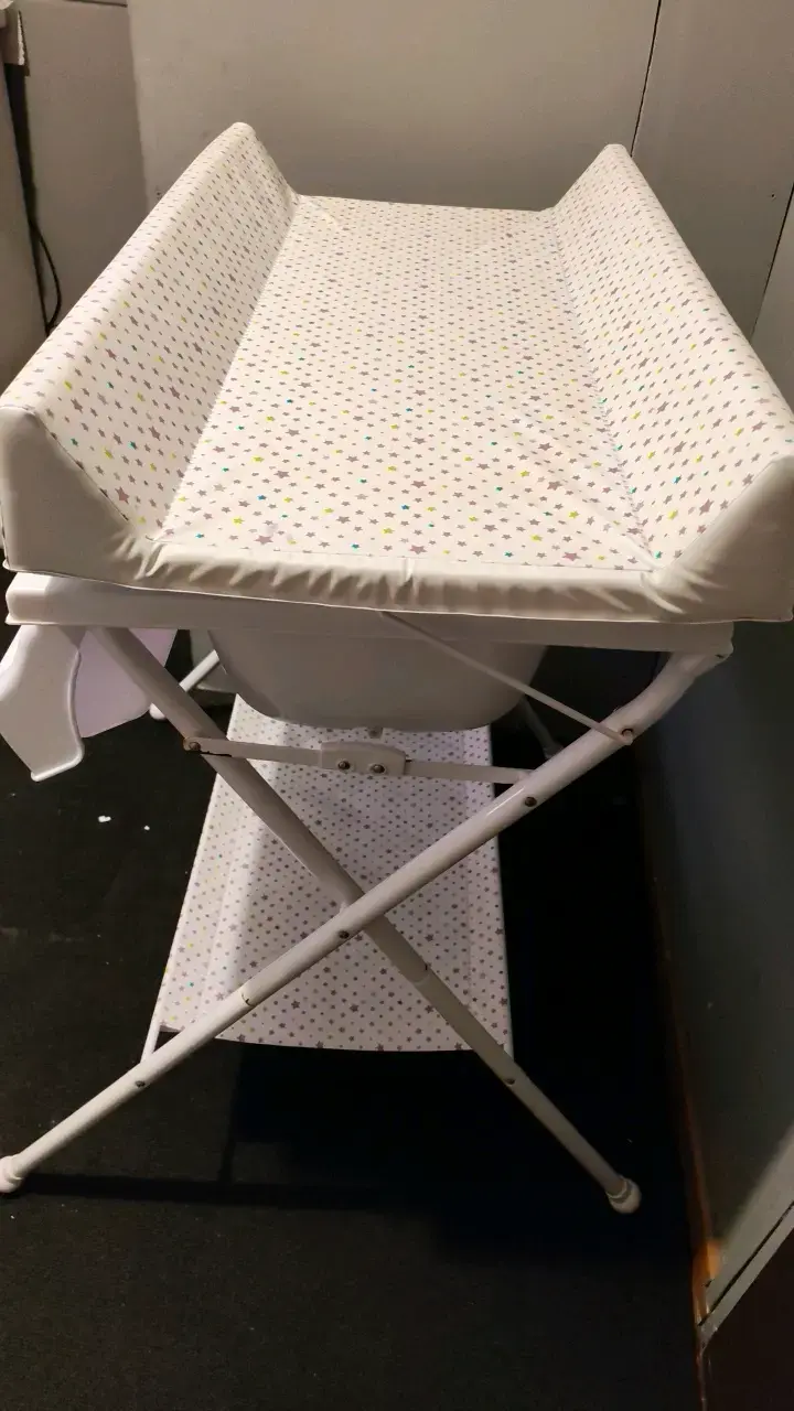 Mudador con bañera para bebé plegable - 4
