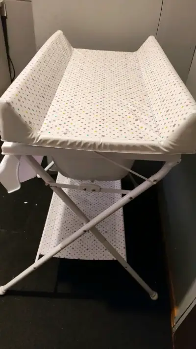 Mudador con bañera para bebé plegable - miniatura 4