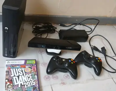 Consola Xbox 360 con Kinect y dos controles - miniatura 1