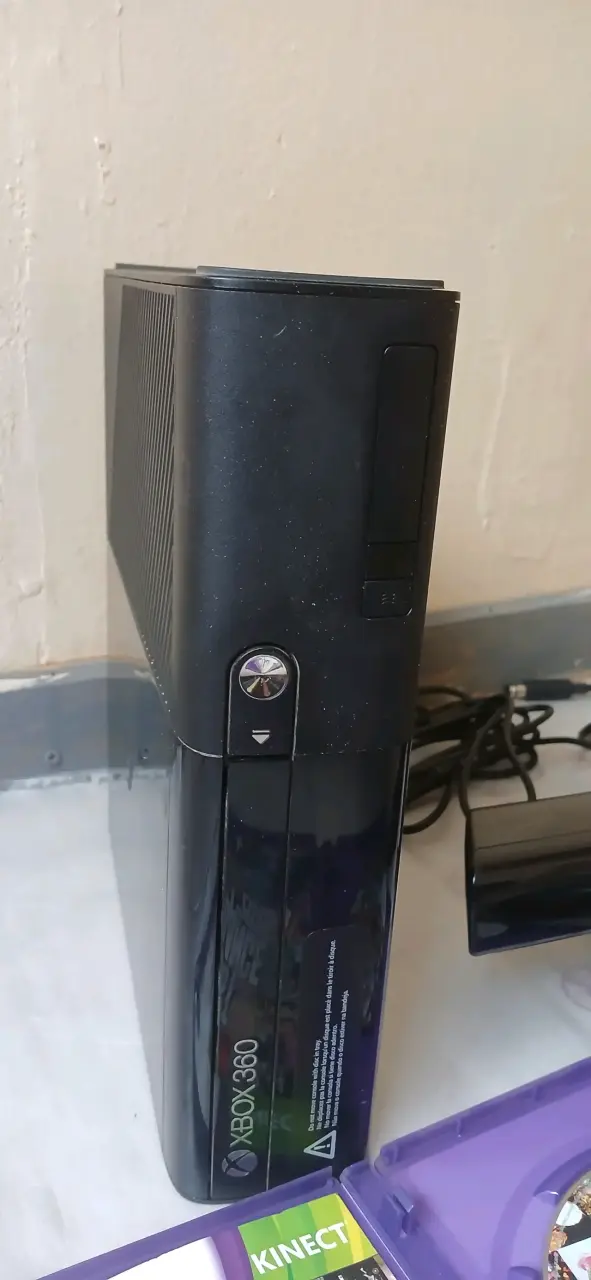 Consola Xbox 360 con Kinect y dos controles - 2