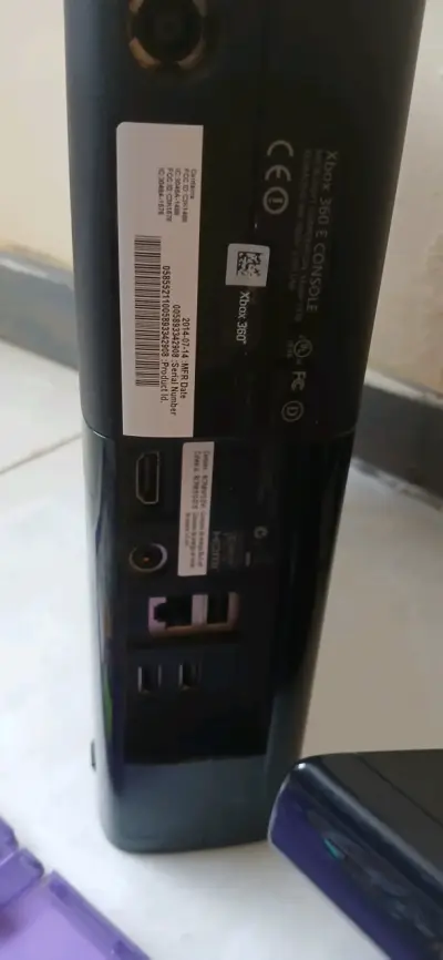 Consola Xbox 360 con Kinect y dos controles - miniatura 3