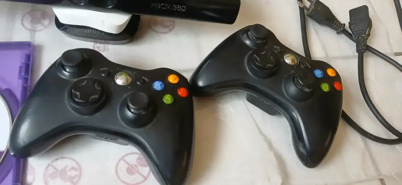 Consola Xbox 360 con Kinect y dos controles - 4