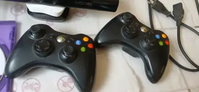 Consola Xbox 360 con Kinect y dos controles - miniatura 4