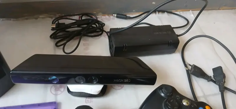 Consola Xbox 360 con Kinect y dos controles - 5