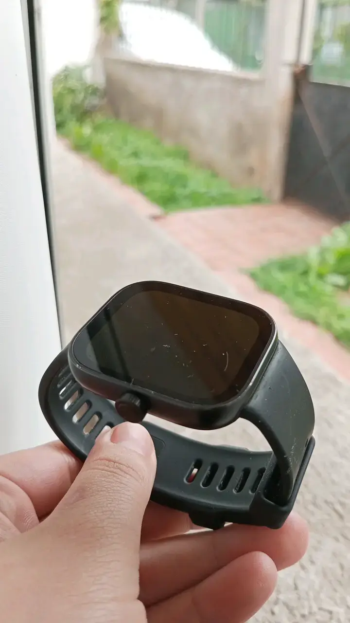 Reloj inteligente negro con correa ajustable