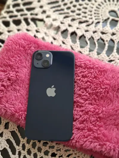iPhone 13 en buen estado con caja original - miniatura 1