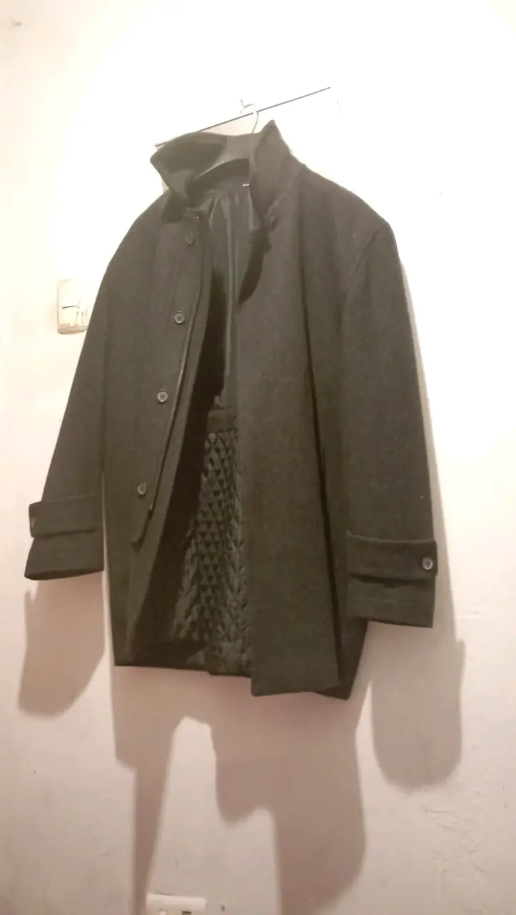 Abrigo de lana gris oscuro para hombre