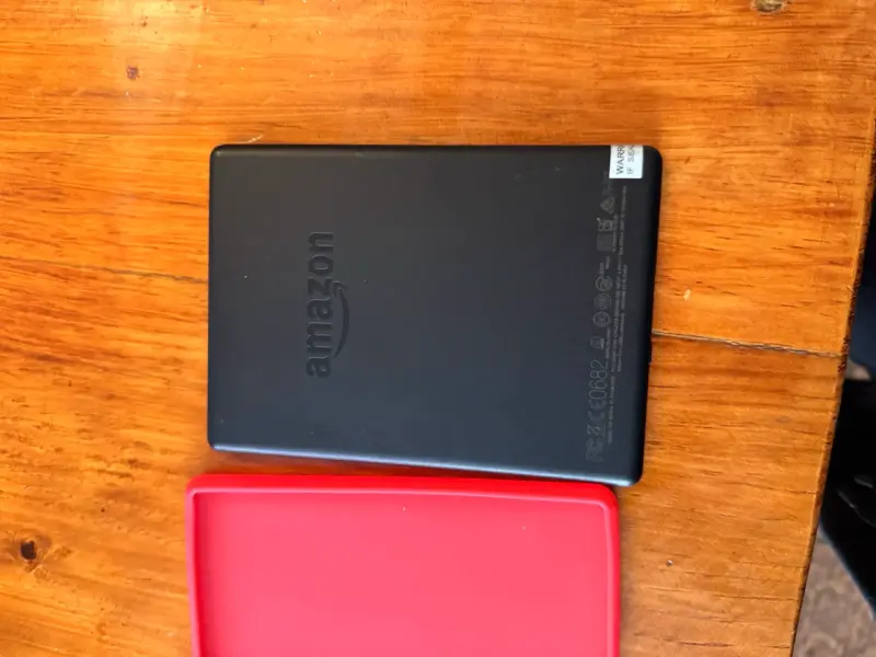 Kindle Amazon con funda roja - 2