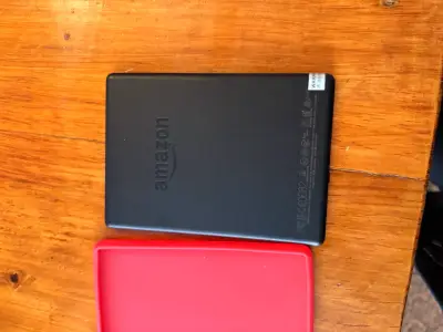 Kindle Amazon con funda roja - miniatura 2