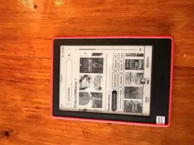 Kindle Amazon con funda roja - miniatura 3