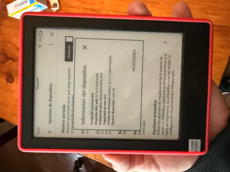 Kindle Amazon con funda roja - 4