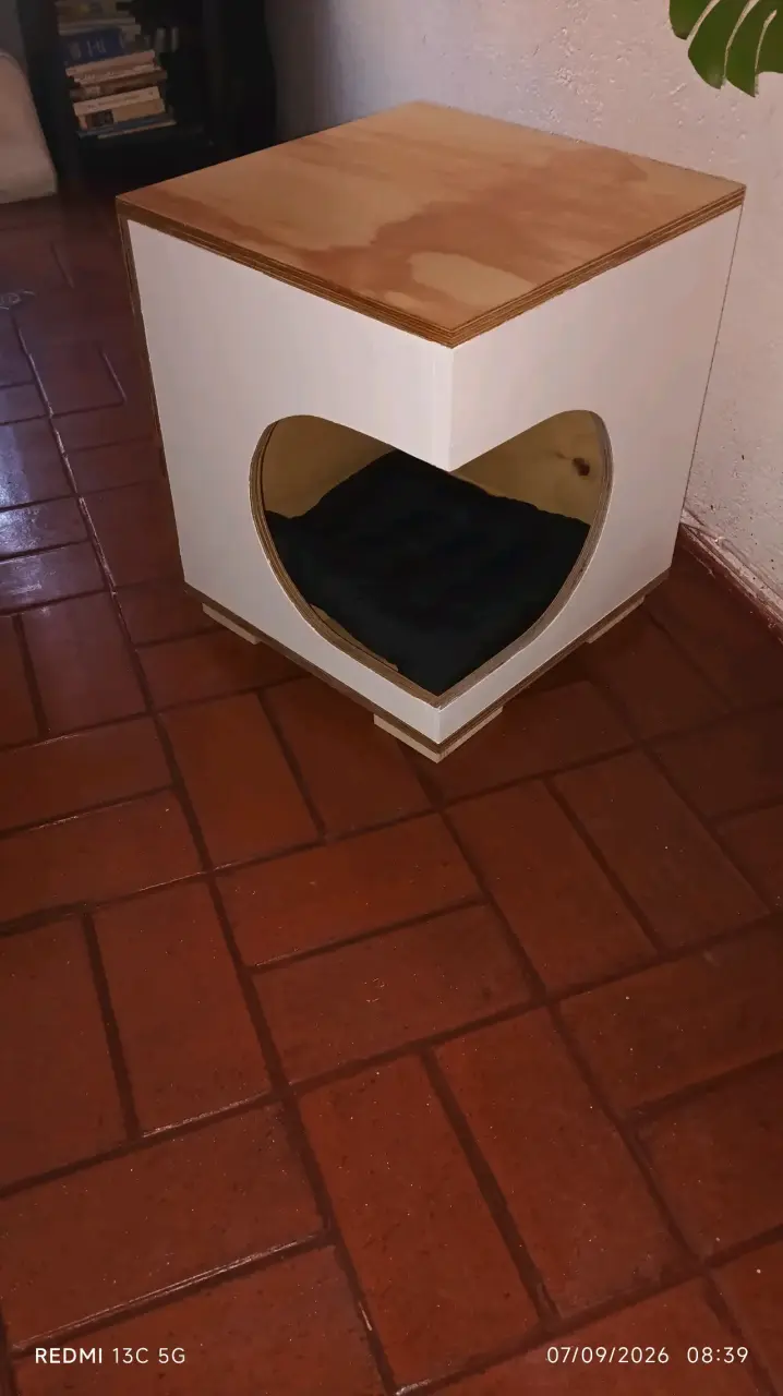 Mesa auxiliar con cueva para gatos - 2