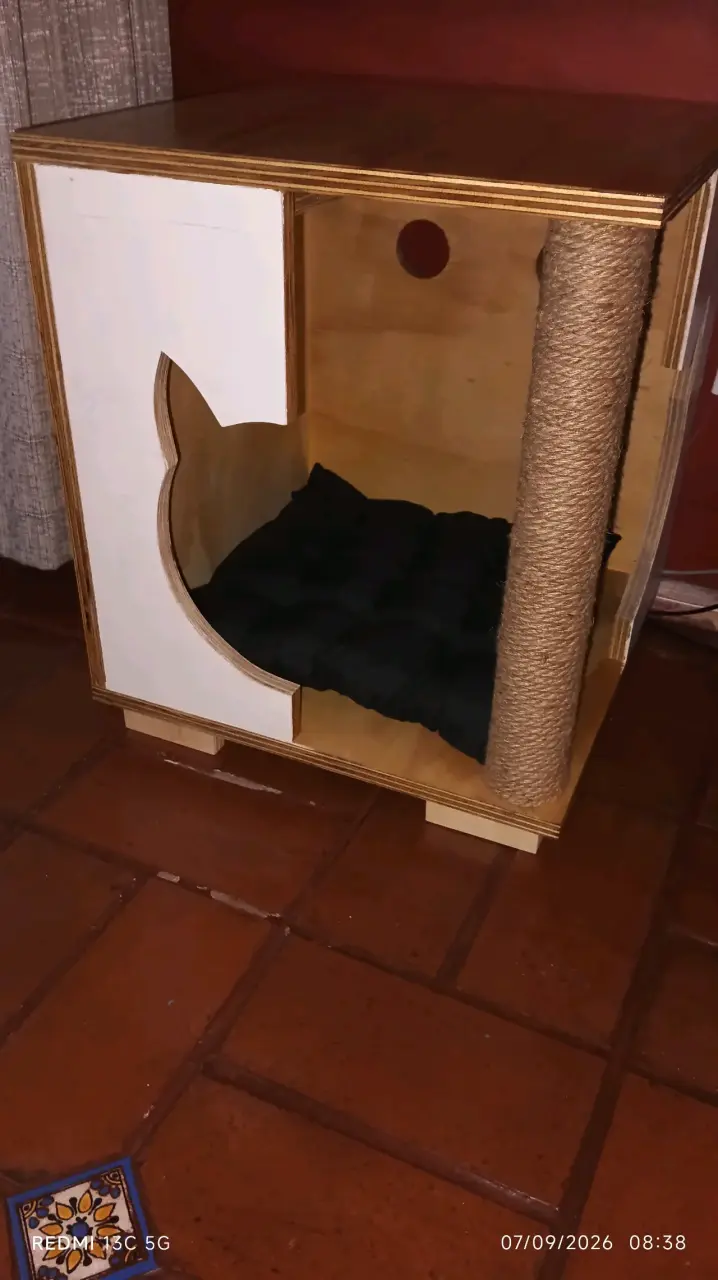 Mesa auxiliar con cueva para gatos - 3
