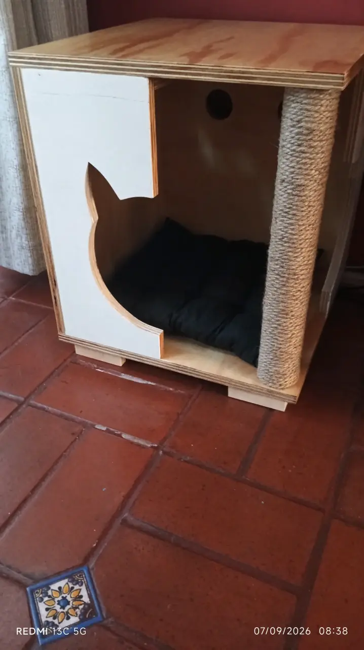 Mesa auxiliar con cueva para gatos - 4